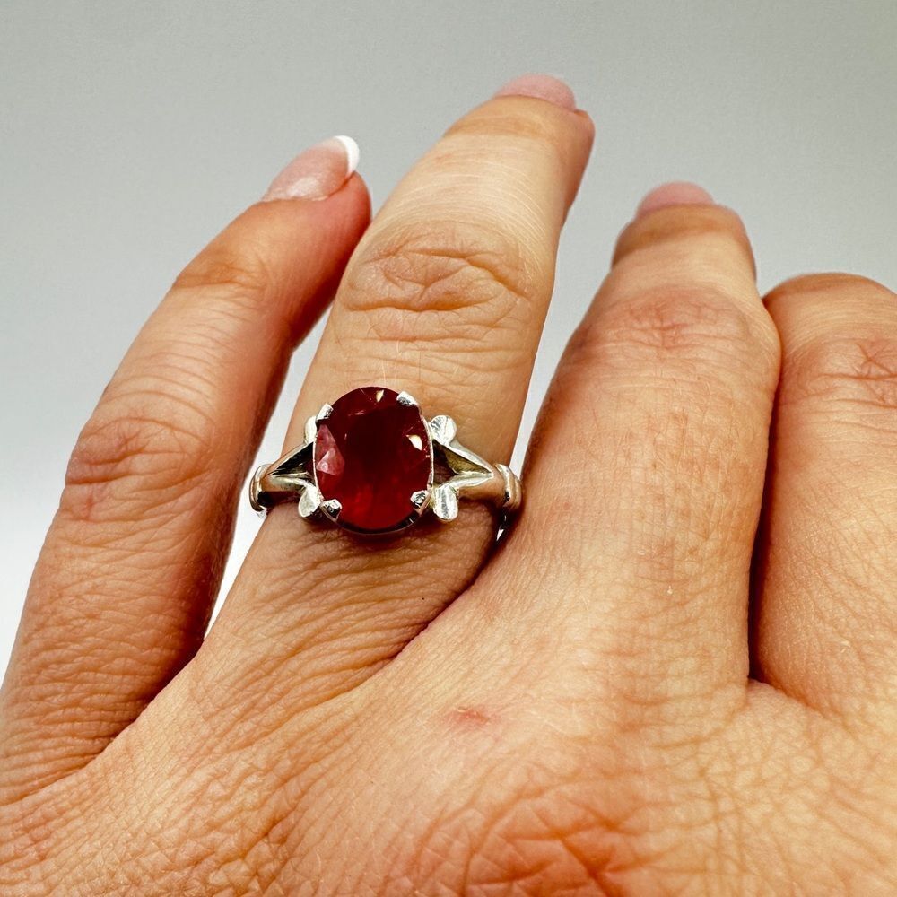 SALE!‎ Dyed faceted oval cut stone solitaire in silver tone ring! - Picture 4 of 12